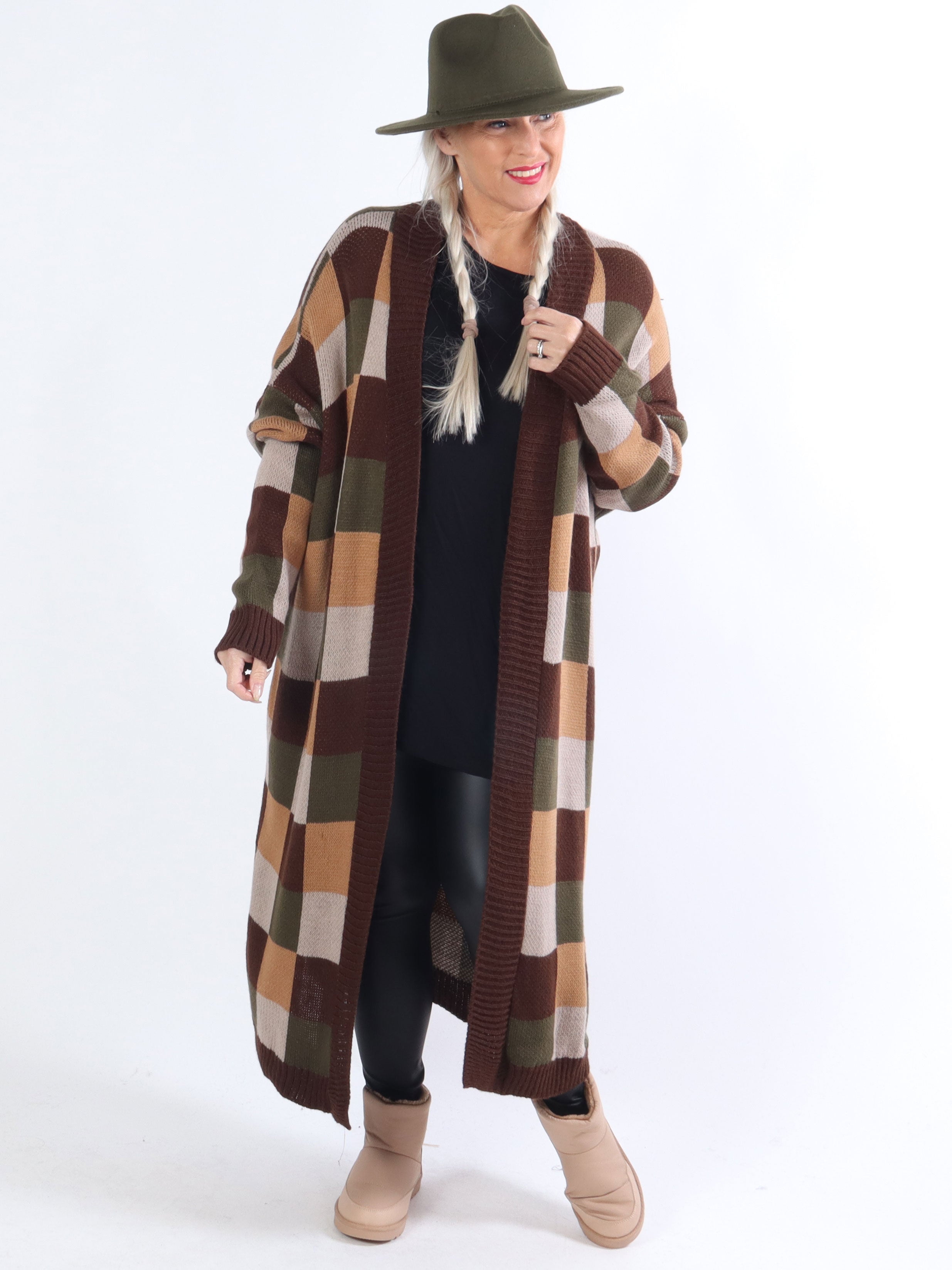 Nanami - Lång plus size stickad kofta i flerfärgad rutig färg